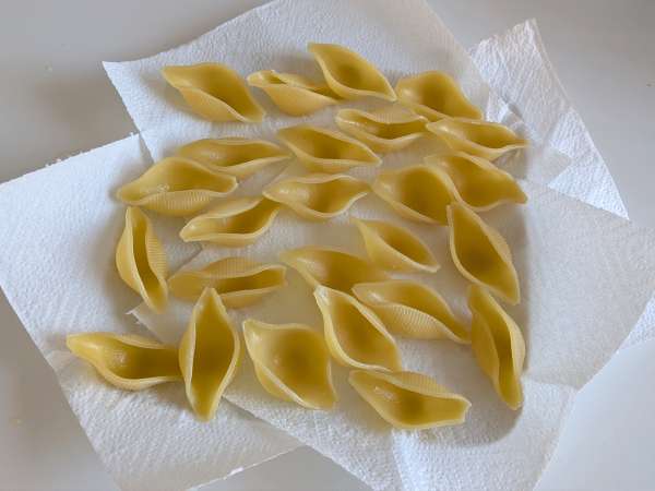 Conchiglioni plněné ricottou, cuketou a citronem: krémové a au gratin v troubě - Příprava krok 3