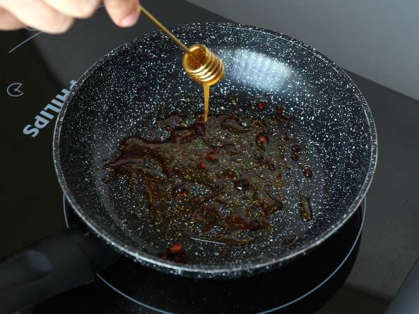 Smažená vejce s medem a mozzarellou, sladká, slaná a pikantní expresní snídaně! - Příprava krok 1