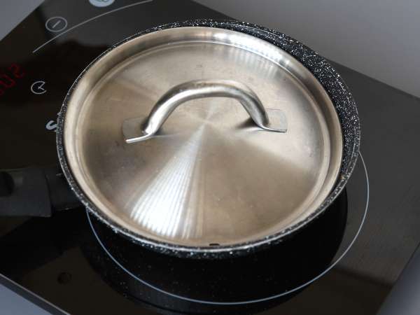 Smažená vejce s medem a mozzarellou, sladká, slaná a pikantní expresní snídaně! - Příprava krok 3