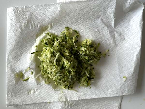 Ultra vlhký dort s pistáciemi, limetkou a cuketou - Příprava krok 1