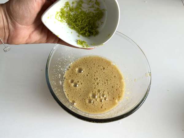 Ultra vlhký dort s pistáciemi, limetkou a cuketou - Příprava krok 4