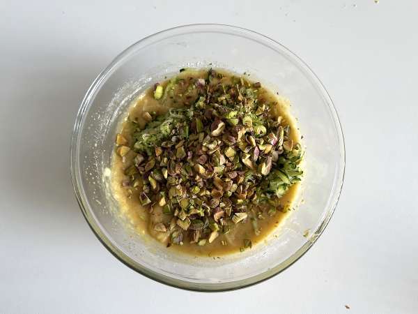 Ultra vlhký dort s pistáciemi, limetkou a cuketou - Příprava krok 6