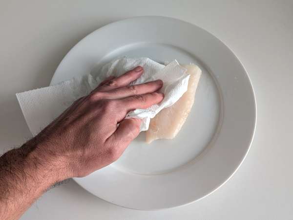 Na vzduchu smažená treska s cherry rajčátky, olivami a citronem: lehký a rychlý recept - Příprava krok 1