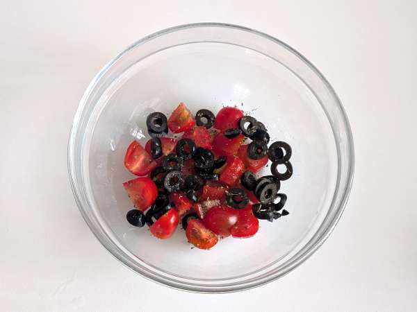 Na vzduchu smažená treska s cherry rajčátky, olivami a citronem: lehký a rychlý recept - Příprava krok 2