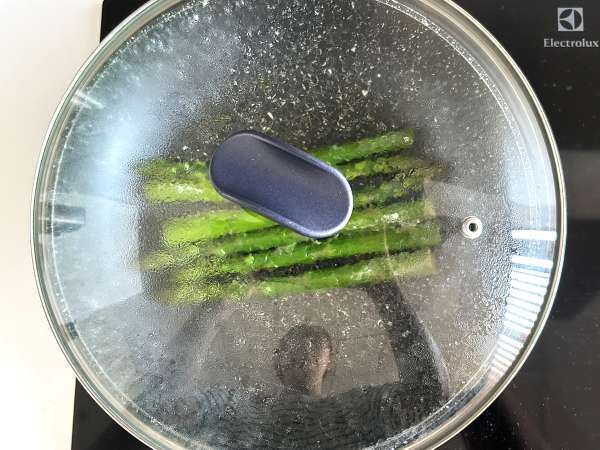 Chřestové tartiny s citronem a bazalkou a ricottou - Příprava krok 2