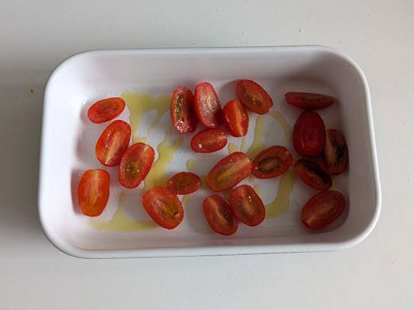 Chlebové koše s mozzarellou, cherry rajčátky a černými olivami - Příprava krok 1