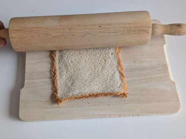 Chlebové koše s mozzarellou, cherry rajčátky a černými olivami - Příprava krok 2