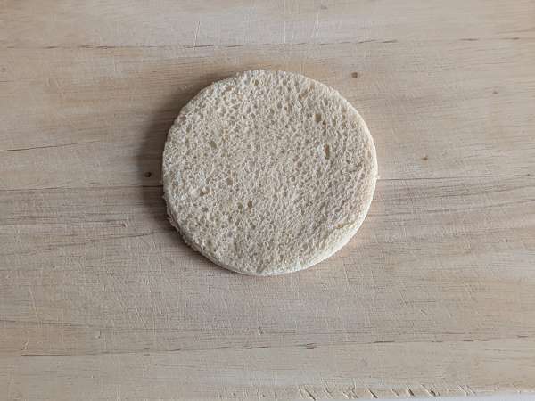 Chlebové koše s mozzarellou, cherry rajčátky a černými olivami - Příprava krok 3