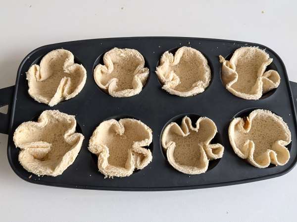 Chlebové koše s mozzarellou, cherry rajčátky a černými olivami - Příprava krok 4