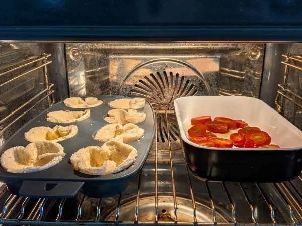 Chlebové koše s mozzarellou, cherry rajčátky a černými olivami - Příprava krok 5