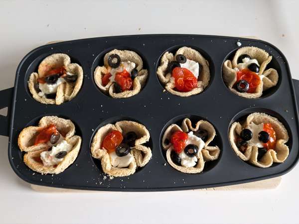 Chlebové koše s mozzarellou, cherry rajčátky a černými olivami - Příprava krok 6