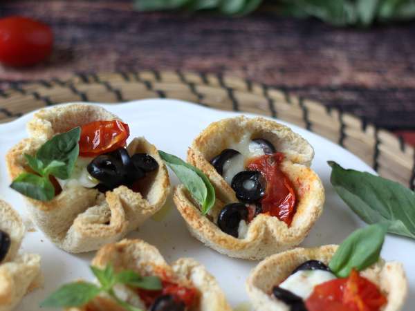 Chlebové koše s mozzarellou, cherry rajčátky a černými olivami - Příprava krok 7