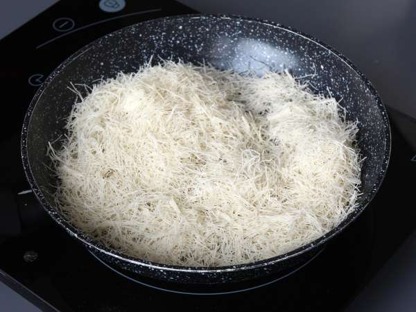 Dubajské žvýkací sušenky, virální recept na mochis s pistáciovou a kadaifovou náplní - Příprava krok 2