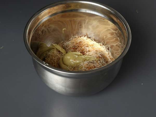 Dubajské žvýkací sušenky, virální recept na mochis s pistáciovou a kadaifovou náplní - Příprava krok 3
