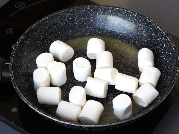 Dubajské žvýkací sušenky, virální recept na mochis s pistáciovou a kadaifovou náplní - Příprava krok 5