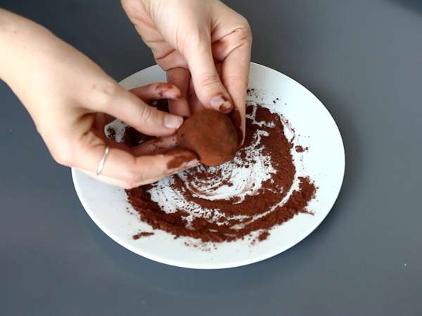 Dubajské žvýkací sušenky, virální recept na mochis s pistáciovou a kadaifovou náplní - Příprava krok 10