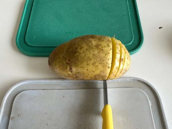 Brambory Hasselback ve fritéze: křupavé, rozplývající se v ústech a velmi snadné! - Příprava krok 1
