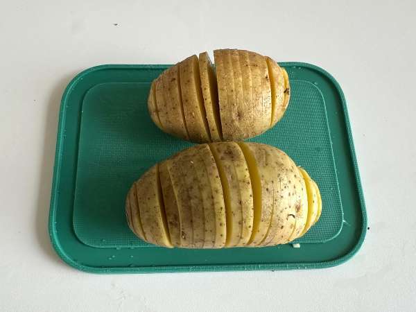 Brambory Hasselback ve fritéze: křupavé, rozplývající se v ústech a velmi snadné! - Příprava krok 2