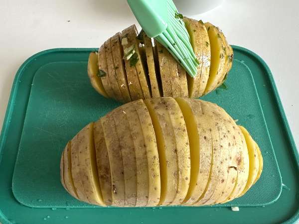 Brambory Hasselback ve fritéze: křupavé, rozplývající se v ústech a velmi snadné! - Příprava krok 4