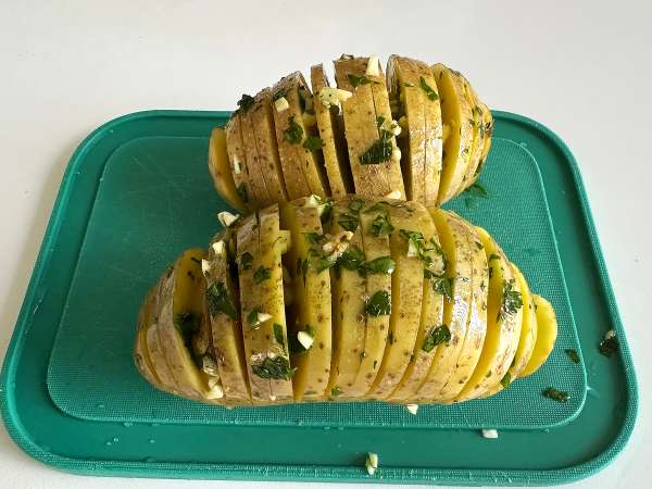 Brambory Hasselback ve fritéze: křupavé, rozplývající se v ústech a velmi snadné! - Příprava krok 5