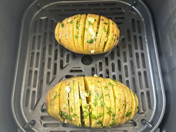 Brambory Hasselback ve fritéze: křupavé, rozplývající se v ústech a velmi snadné! - Příprava krok 6