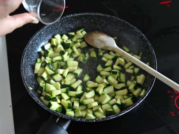 Těstovinový salát Orzo s lososem a cuketou - Příprava krok 5