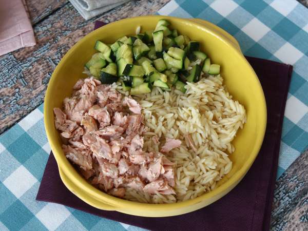 Těstovinový salát Orzo s lososem a cuketou - Příprava krok 7
