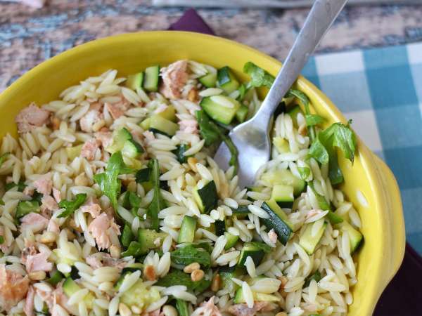 Těstovinový salát Orzo s lososem a cuketou - Příprava krok 9