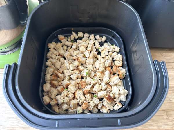 Křupavé bylinkové krutony ve fritéze Air Fryer (rychlé a snadné) - Příprava krok 6