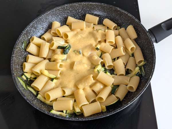 Cuketa Carbonara: snadno připravitelný vegetariánský recept - Příprava krok 8