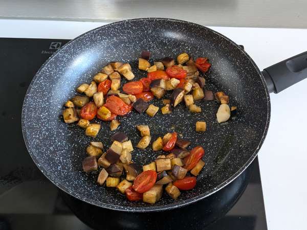 Těstoviny s lilkovým krémem a cherry rajčátky: jednoduchý a chutný recept - Příprava krok 6
