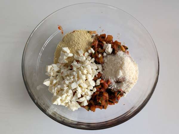 Zapečené vegetariánské plněné papriky: snadný a chutný recept se zeleninou a sýrem mozzarella - Příprava krok 5
