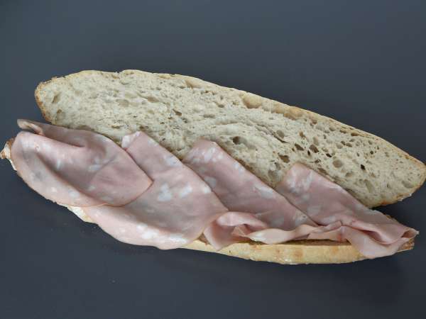 Gourmet italský sendvič s mortadelou a sýrem burrata - Příprava krok 2