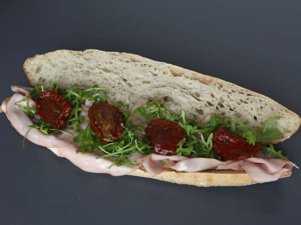Gourmet italský sendvič s mortadelou a sýrem burrata - Příprava krok 4