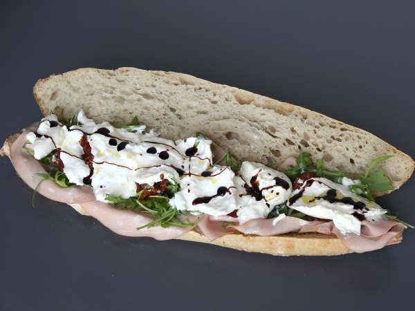 Gourmet italský sendvič s mortadelou a sýrem burrata - Příprava krok 6