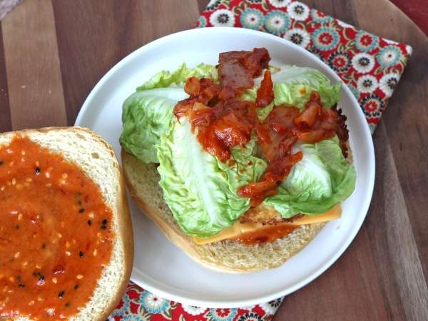 Burger s kuřecím masem obaleným v korejském stylu: křupavý, pikantní a neuvěřitelně lahodný - Příprava krok 6