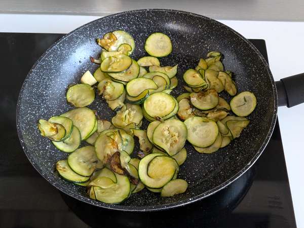 Těstoviny s cuketou a křupavým speckem: jednoduchý recept, který se hodí k obědu i večeři - Příprava krok 3