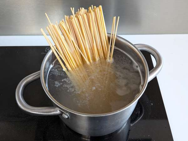 Těstoviny s cuketou a křupavým speckem: jednoduchý recept, který se hodí k obědu i večeři - Příprava krok 4