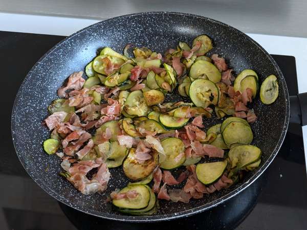Těstoviny s cuketou a křupavým speckem: jednoduchý recept, který se hodí k obědu i večeři - Příprava krok 6