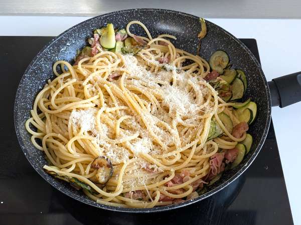 Těstoviny s cuketou a křupavým speckem: jednoduchý recept, který se hodí k obědu i večeři - Příprava krok 7