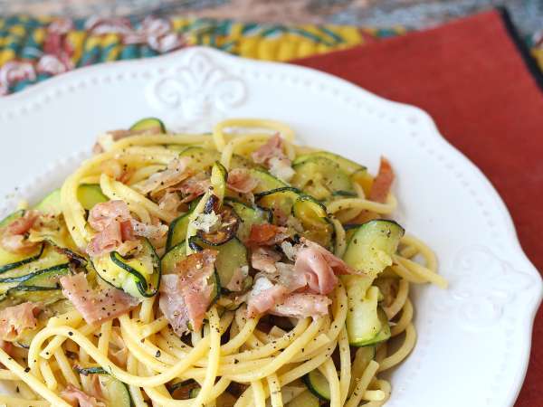 Těstoviny s cuketou a křupavým speckem: jednoduchý recept, který se hodí k obědu i večeři - Příprava krok 8