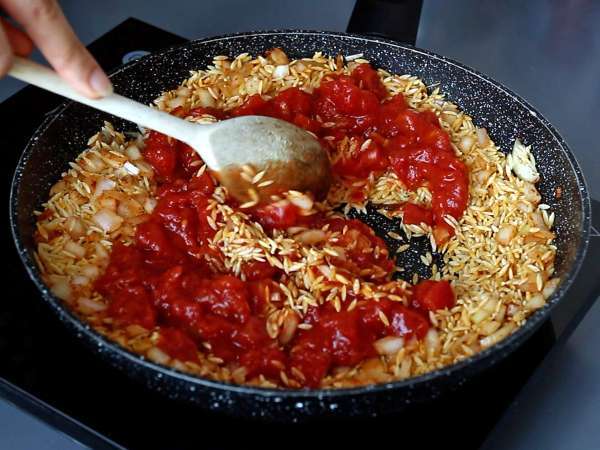 Těstoviny orzo s rajčaty a krevetami, připravené jako rizoto - Příprava krok 4