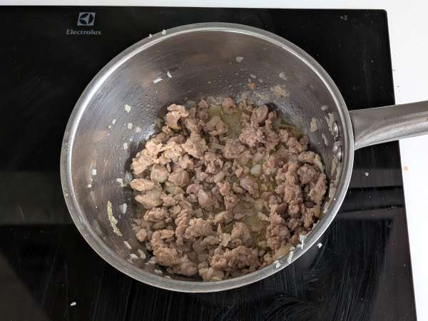 Pečený timballo z rigatoni s klobásou, bešamelem a mozzarellou - Příprava krok 1