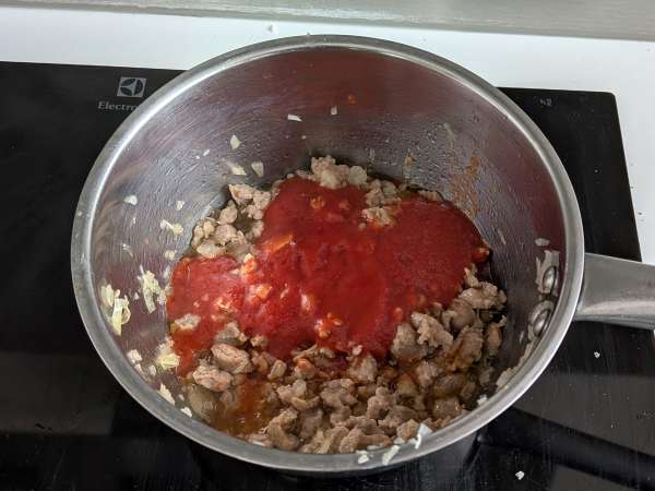 Pečený timballo z rigatoni s klobásou, bešamelem a mozzarellou - Příprava krok 2