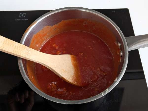 Pečený timballo z rigatoni s klobásou, bešamelem a mozzarellou - Příprava krok 3