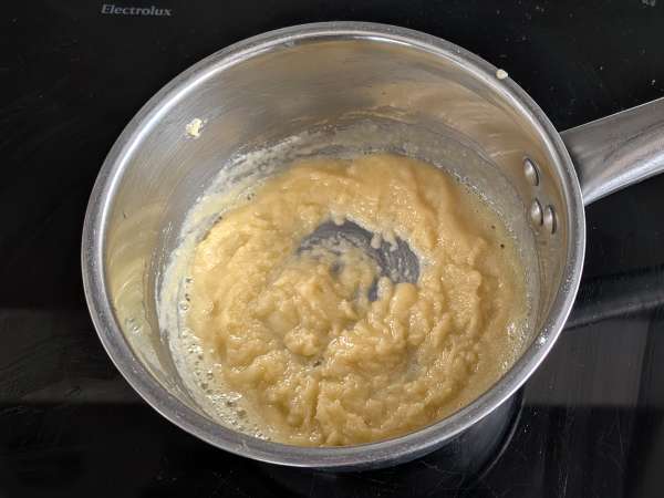 Pečený timballo z rigatoni s klobásou, bešamelem a mozzarellou - Příprava krok 4