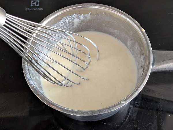 Pečený timballo z rigatoni s klobásou, bešamelem a mozzarellou - Příprava krok 5
