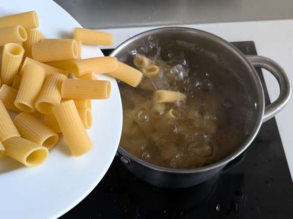 Pečený timballo z rigatoni s klobásou, bešamelem a mozzarellou - Příprava krok 6