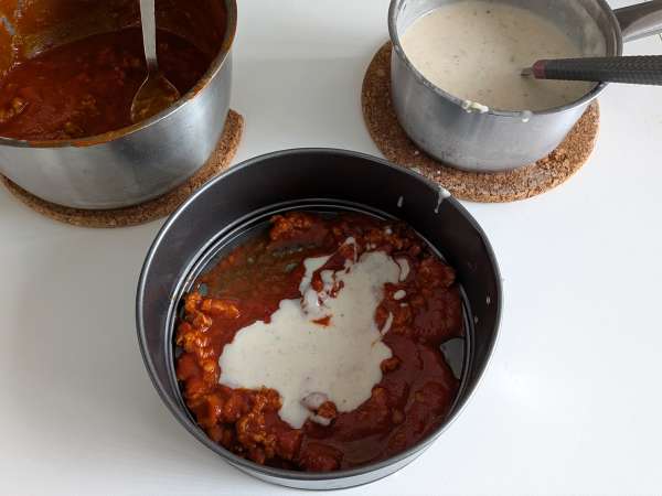 Pečený timballo z rigatoni s klobásou, bešamelem a mozzarellou - Příprava krok 7