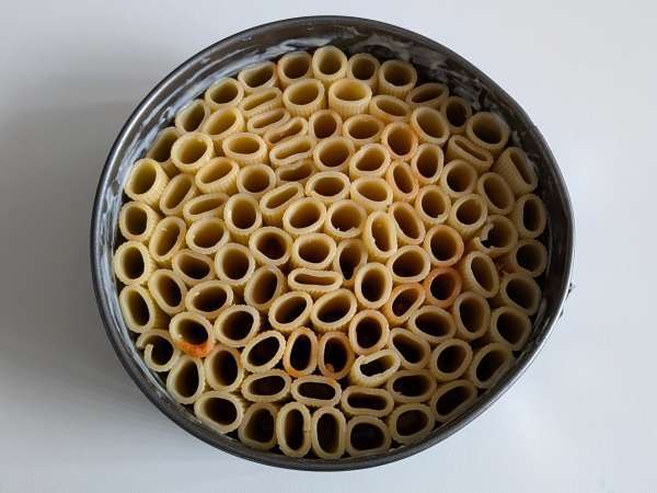 Pečený timballo z rigatoni s klobásou, bešamelem a mozzarellou - Příprava krok 9